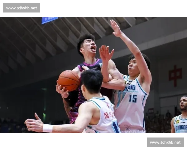 CBA激战不断 热点赛事比分揭晓 多支劲旅激烈对抗奋力拼搏